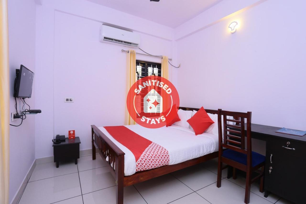 Oyo 26697 United Residency Hotel Kazhakuttam Luaran gambar