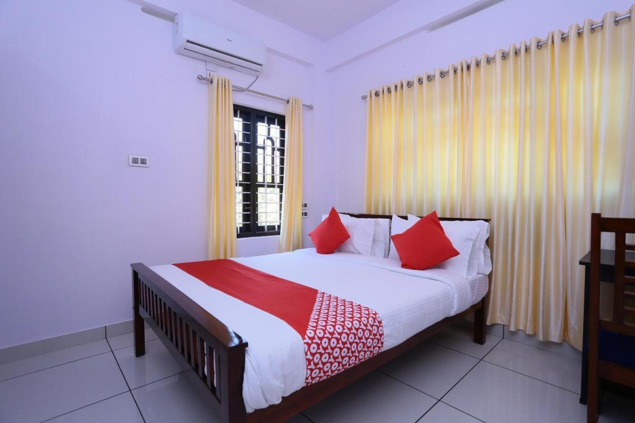 Oyo 26697 United Residency Hotel Kazhakuttam Luaran gambar