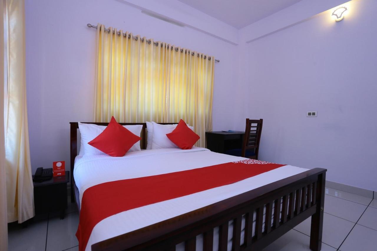 Oyo 26697 United Residency Hotel Kazhakuttam Luaran gambar