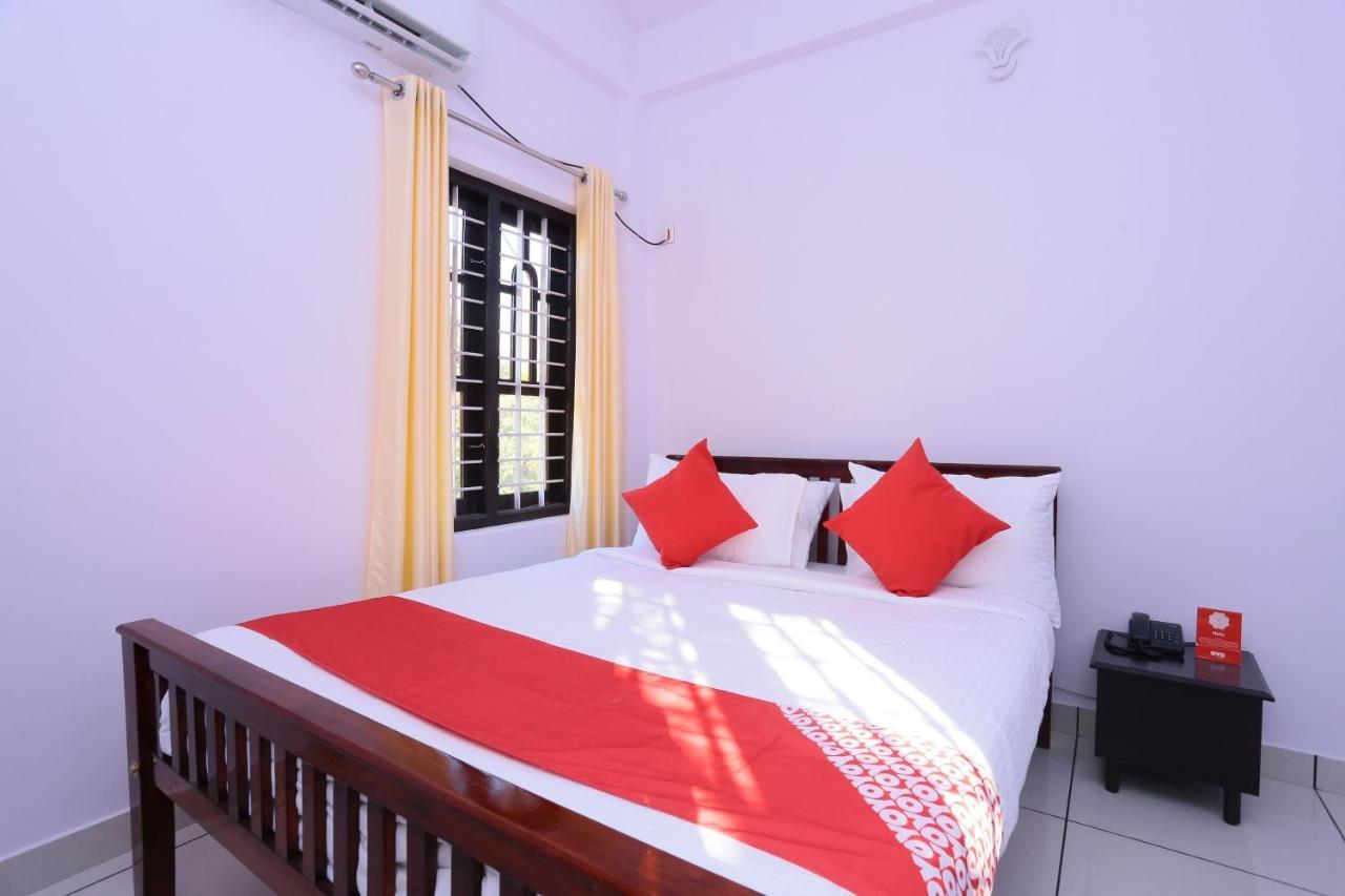 Oyo 26697 United Residency Hotel Kazhakuttam Luaran gambar