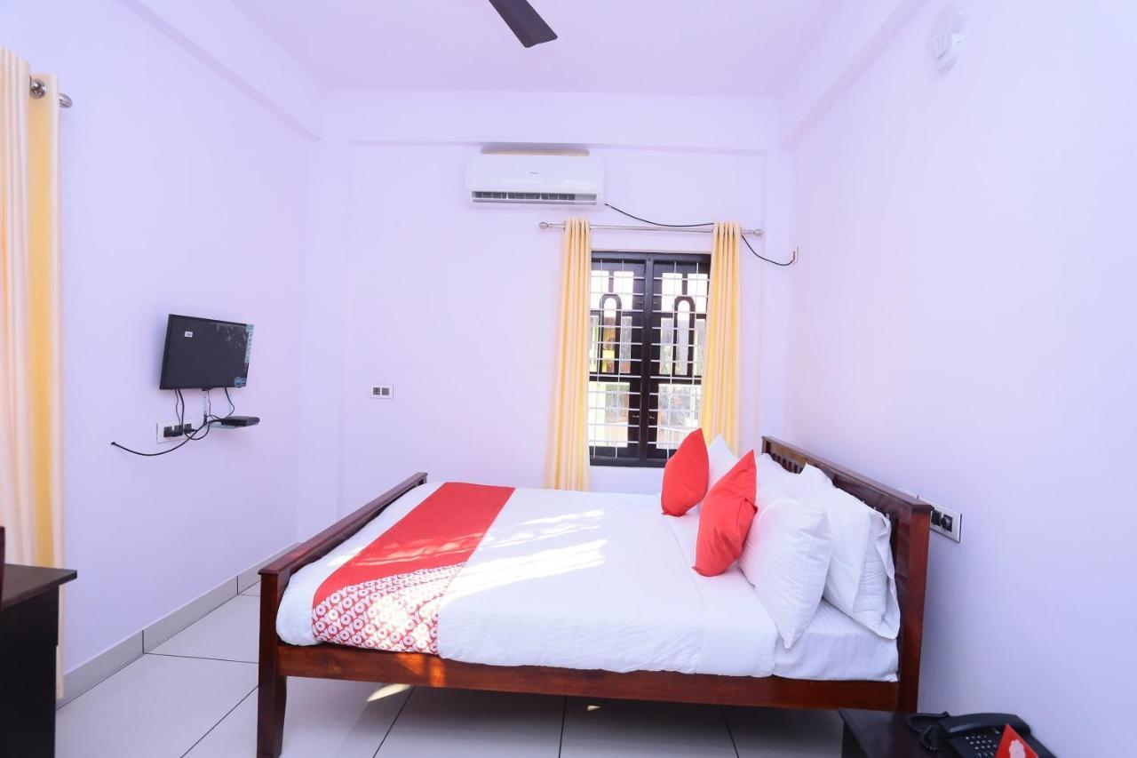 Oyo 26697 United Residency Hotel Kazhakuttam Luaran gambar