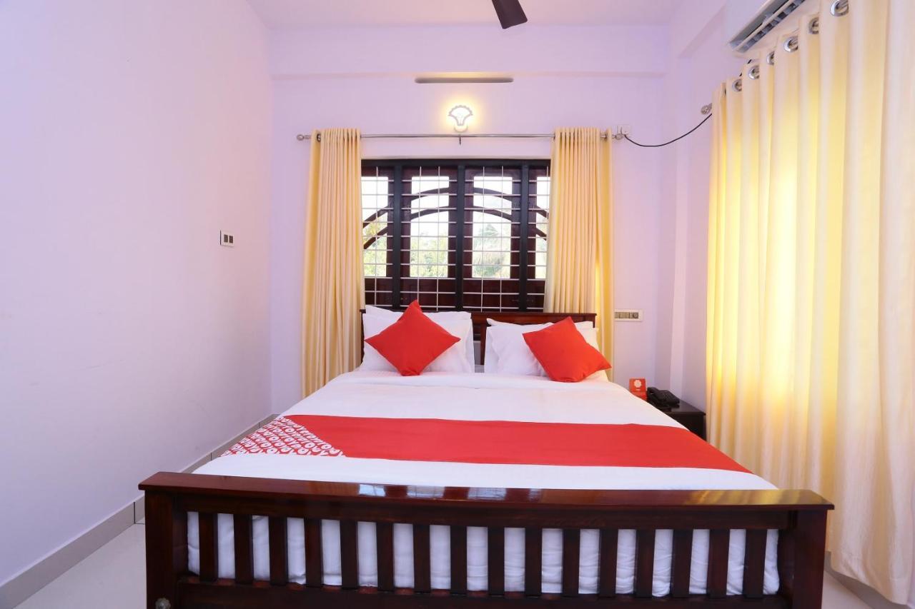 Oyo 26697 United Residency Hotel Kazhakuttam Luaran gambar