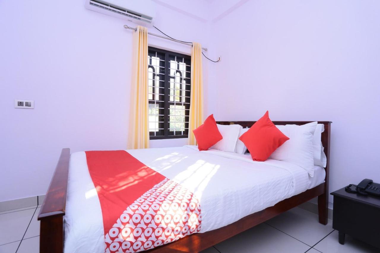 Oyo 26697 United Residency Hotel Kazhakuttam Luaran gambar