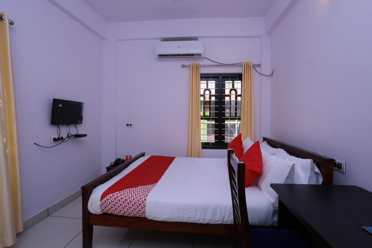 Oyo 26697 United Residency Hotel Kazhakuttam Luaran gambar