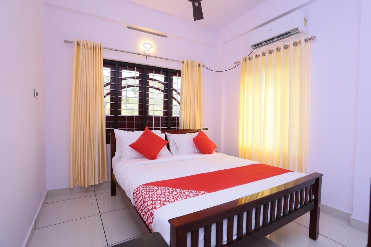 Oyo 26697 United Residency Hotel Kazhakuttam Luaran gambar
