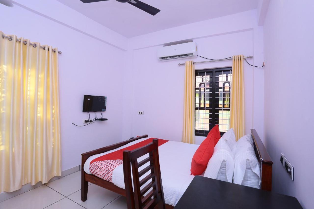 Oyo 26697 United Residency Hotel Kazhakuttam Luaran gambar