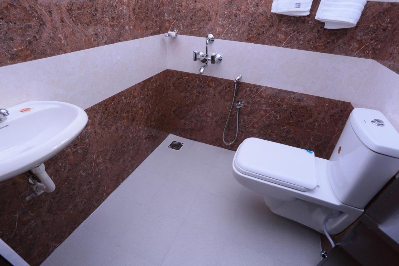 Oyo 26697 United Residency Hotel Kazhakuttam Luaran gambar