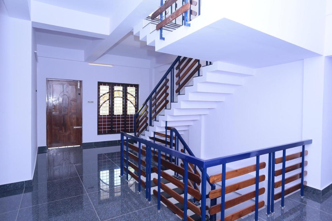 Oyo 26697 United Residency Hotel Kazhakuttam Luaran gambar