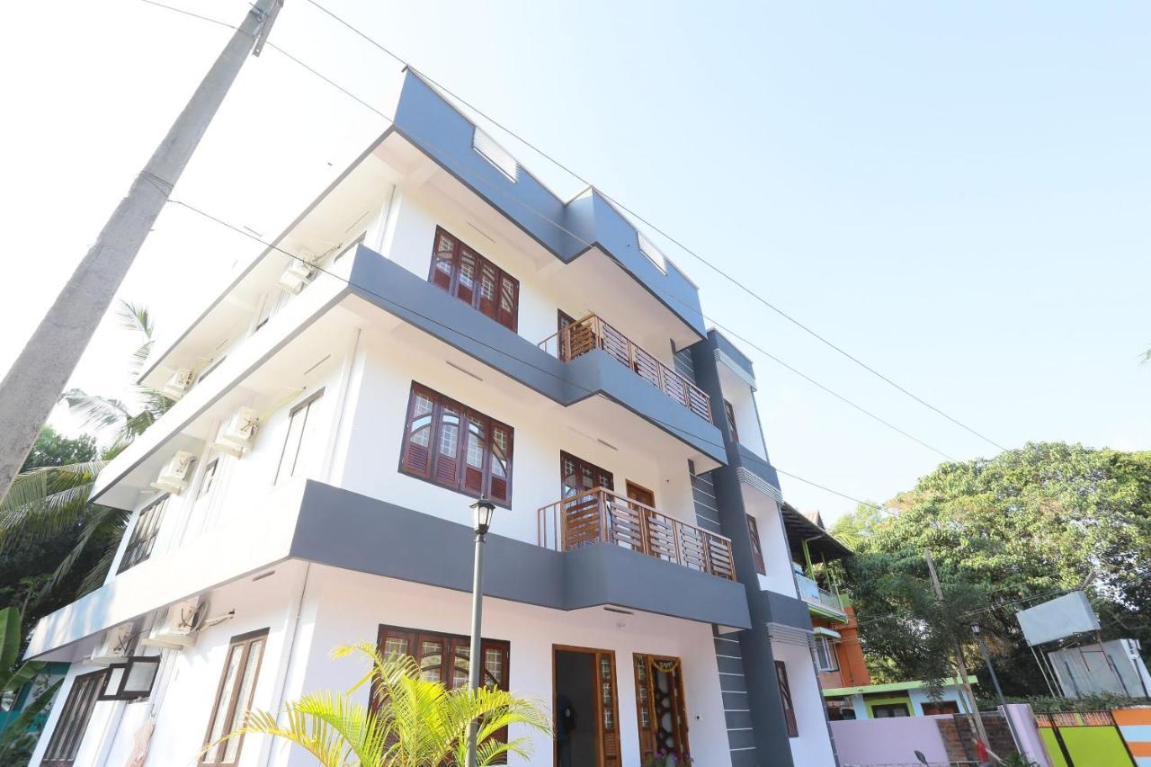 Oyo 26697 United Residency Hotel Kazhakuttam Luaran gambar